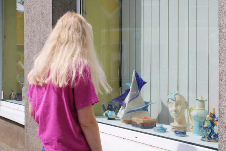 Spalvų ir formų žaismas mokinių keramikos darbuose