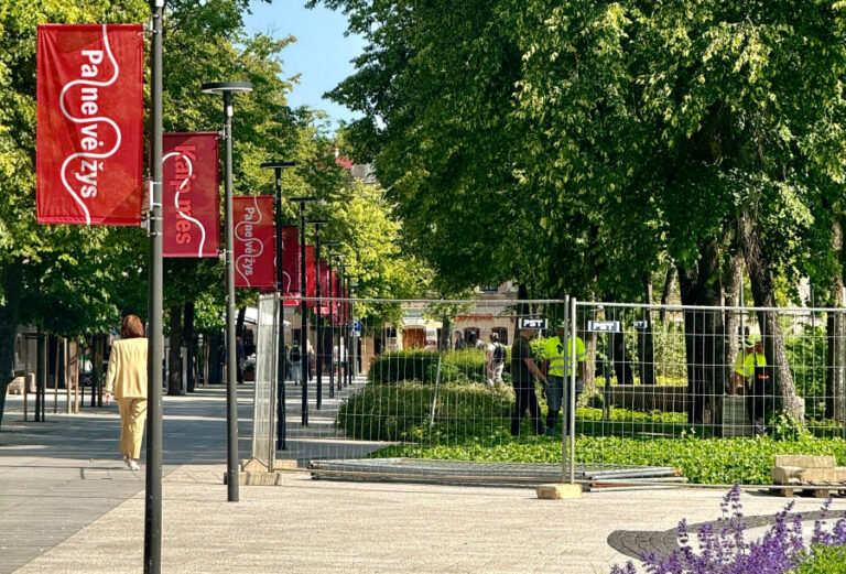 Laisvės aikštėje – garantinio remonto darbai: keičiami deformuoti dangos elementai