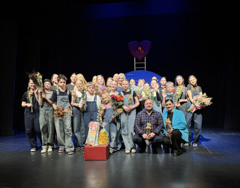 Tėvų globos netekusių vaikų istorijos pavirto jautriu spektakliu: būna ir ašarų, ir ilgų pauzių