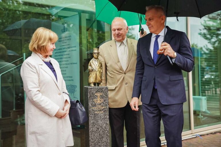 Panevėžio prekybos, pramonės ir amatų rūmai dovanoja miestui išskirtinę skulptūrą – „Panevėžiškį verslininką“