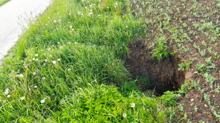 „Via Lietuva“ informuoja apie situaciją Biržų rajone dėl gilėjančios karstinės įgriuvos: ribojamas greitis, bus atliekami detalūs tyrimai