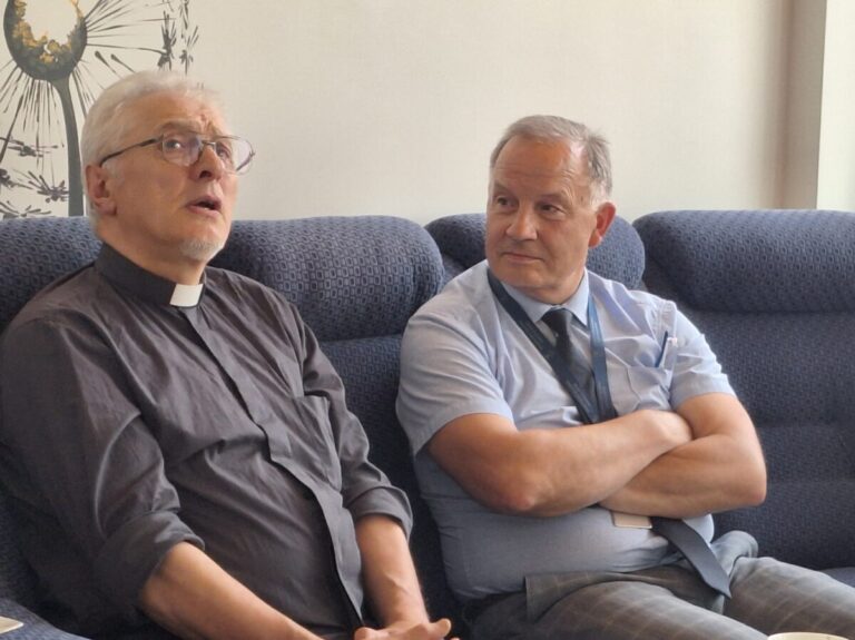 Panevėžio rajono savivaldybės kolektyvas pasveikino kunigą A. Dauknį