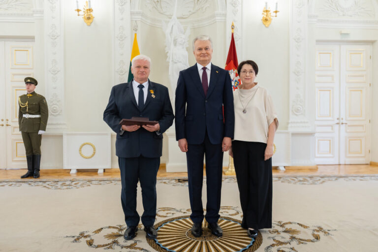 Gedimino ordino Karininko kryžius – J. Balčikonio gimnazijos direktoriui R. Dambrauskui