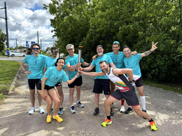 Panevėžietė neša sporto žaidynių ugnį į Palangą