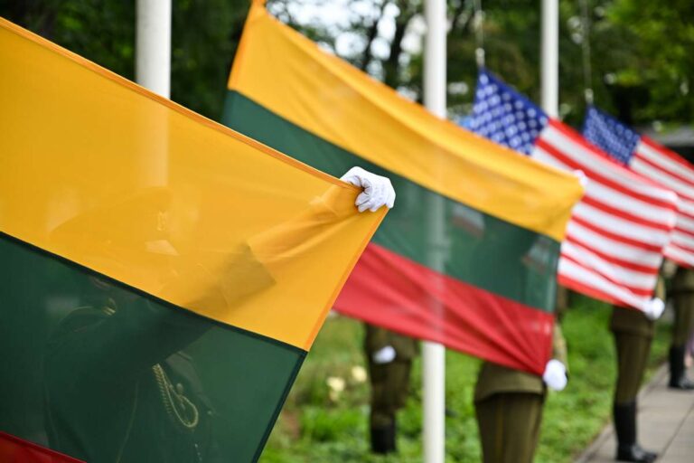 Lietuvos ir JAV vienybės simbolis: Vilniaus Vašingtono aikštėje paminėtos 85-osios Sumnerio Welleso deklaracijos metinės