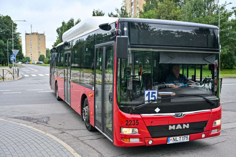 Į miesto gatves šią savaitę išriedėjo du nauji žemagrindžiai autobusai