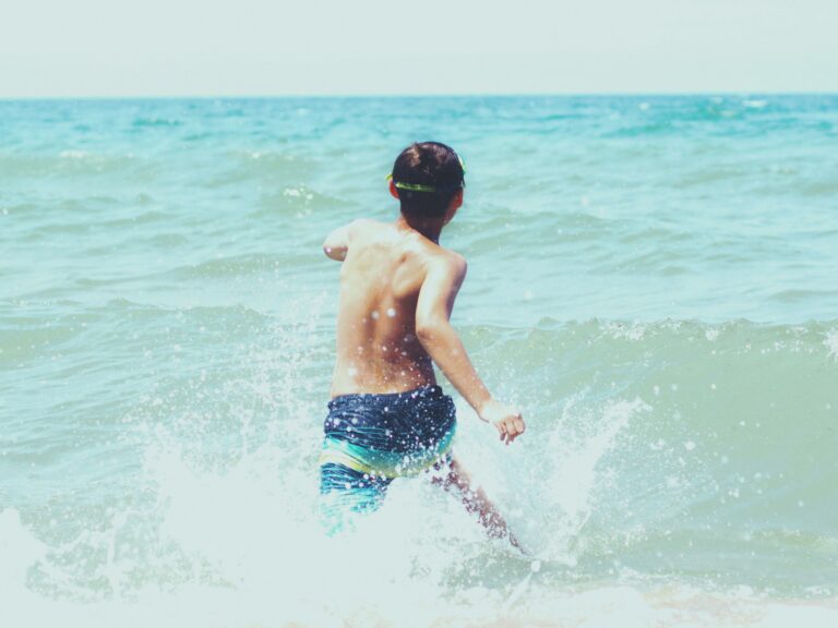 Berniukų maudymosi glaudės – kurias pasirinkti? Patarimai