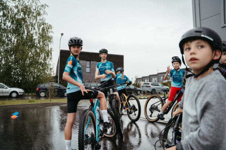 Minti dviratį – smagu, jei žinai kaip: trenerės „auksiniai“ patarimai tėvams