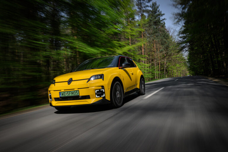 Ekspertas apie elektromobilių naudojimą per audrą: ar pavojinga krauti lyjant ir ką daryti žaibuojant?