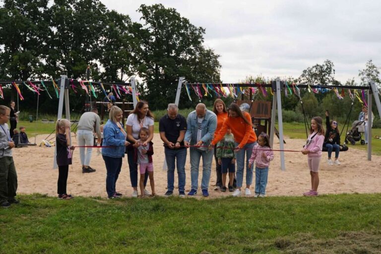 Šeimų piknikas Velžyje subūrė bendruomenę kartu palydėti vasarą