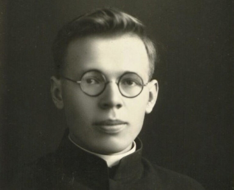 Kviečia į Panevėžio miesto Garbės piliečio – kun. Alfonso Lipniūno – regalijų įteikimo ceremoniją