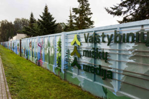 „Ateities miškas“: meninė instaliacija sujungusi miesto šurmulį ir miško ramybę