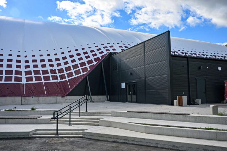 Pripučiamas futbolo maniežas Panevėžyje įgauna formas