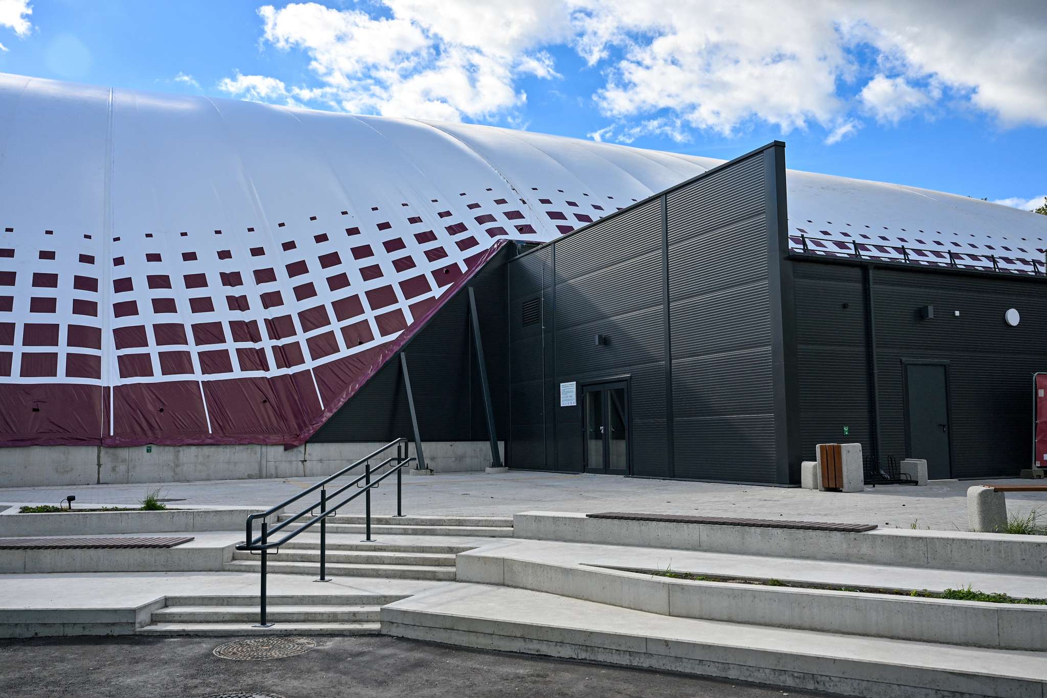 Pripučiamas futbolo maniežas Panevėžyje įgauna formas