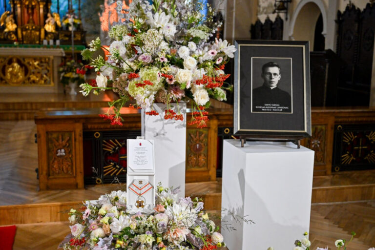 13-uoju Panevėžio miesto Garbės piliečiu paskelbtas kunigas Alfonsas Lipniūnas