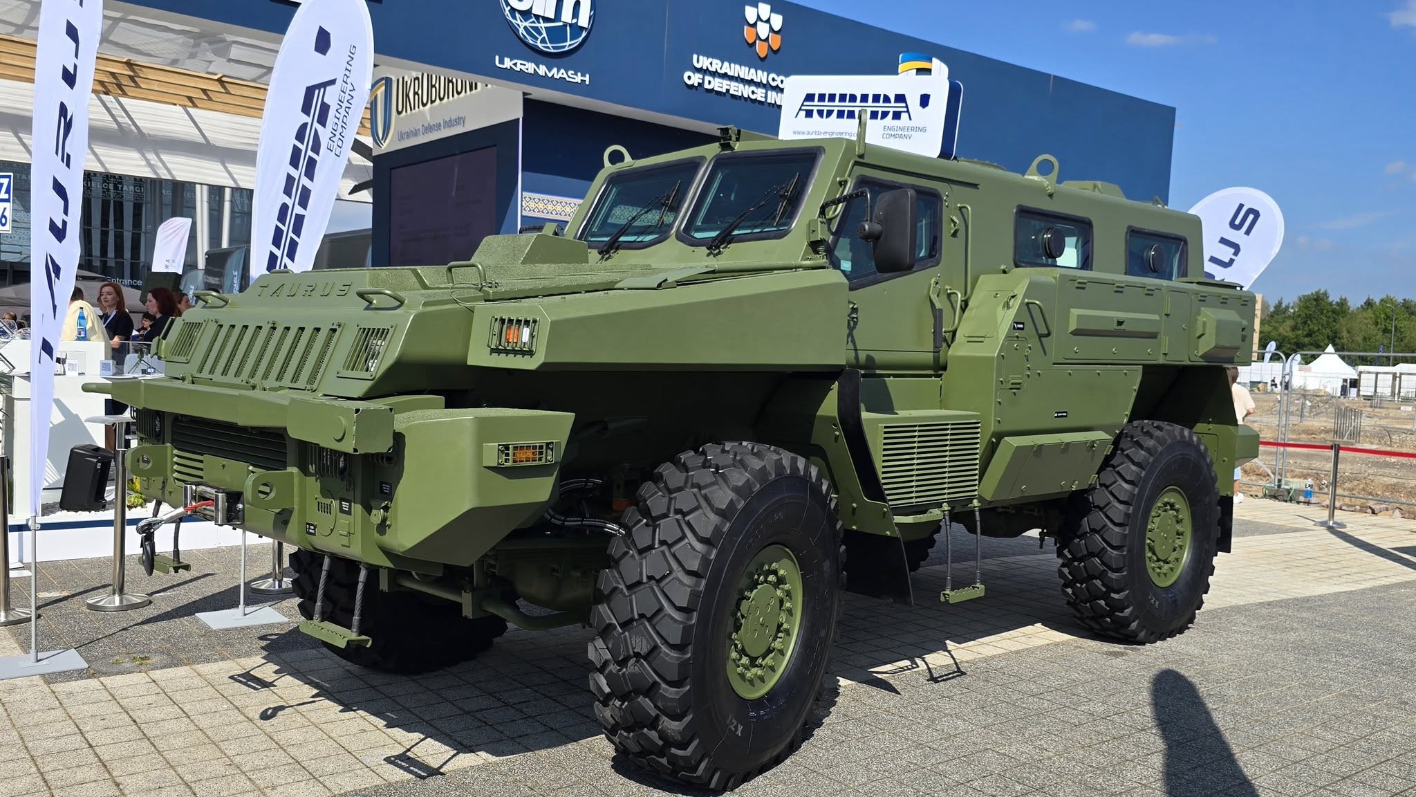 Galime didžiuotis: "Aurida Engineering Company" Panevėžyje pagaminti šarvuočiai Taurus pristatomi parodoje Lenkijoje