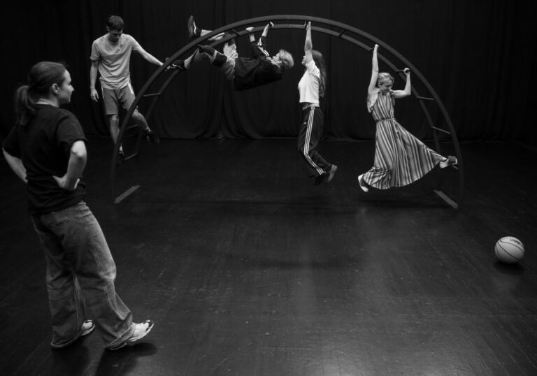 Juozo Miltinio dramos teatras pristato premjerą paaugliams – „Sapnuose prie bedugnės“