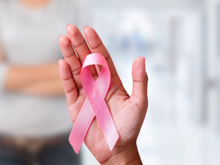 Spalis – krūties vėžio prevencijos mėnuo: laikas pasirūpinti ne tik sveikata, bet ir finansine ramybe