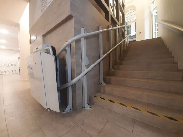 Bibliotekoje įrengti nauji keltuvai turintiems judėjimo negalią