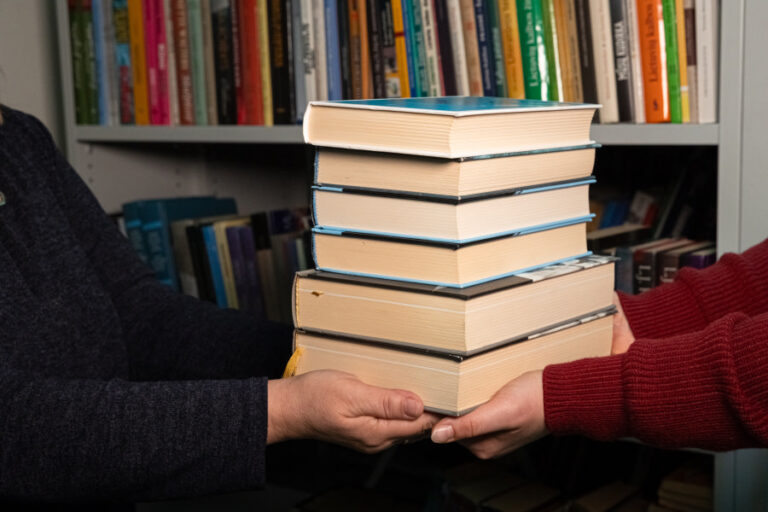 Bitės biblioteka dovanos knygas