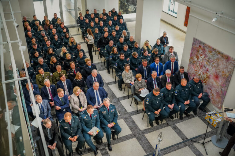 Profesinės šventės proga pasveikinti policijos pareigūnai