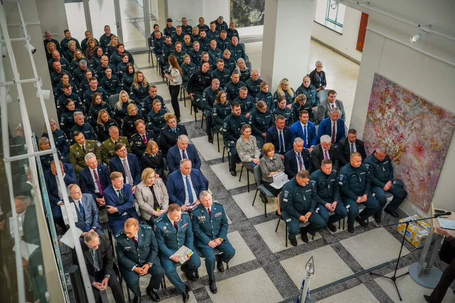Profesinės šventės proga pasveikinti policijos pareigūnai