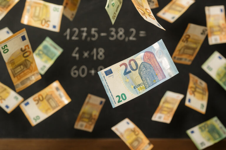 Panevėžys remia pedagogus: parama studijoms ir būstui