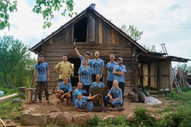 Apleisti nameliai atgimsta keliautojams: grožis paprastume ir bendrystėje