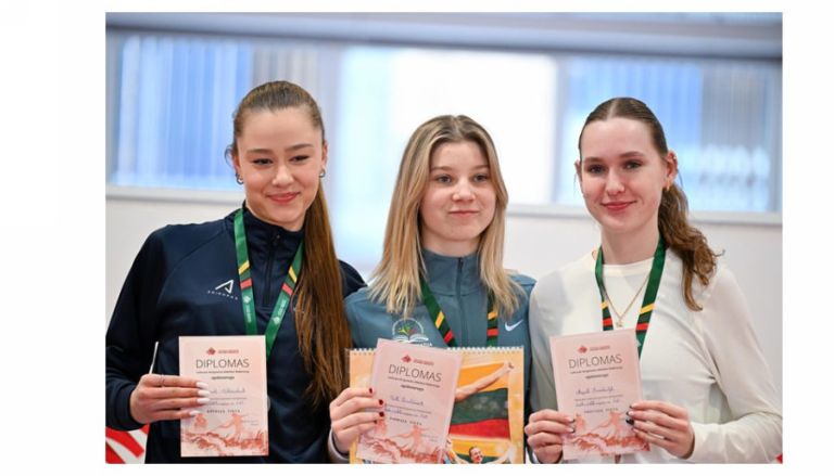 V.Poviliūnaitė (centre)