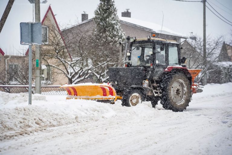 Dėl besitęsiančio snygio kelių valymo darbai Panevėžio rajone išlieka sudėtingi - Paninfo.lt