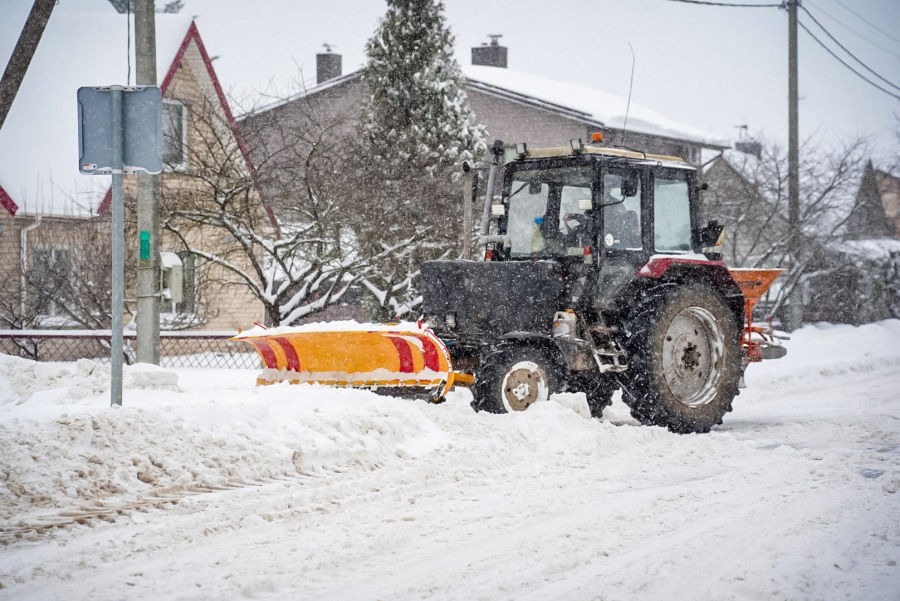 Dėl besitęsiančio snygio kelių valymo darbai Panevėžio rajone išlieka sudėtingi - Paninfo.lt