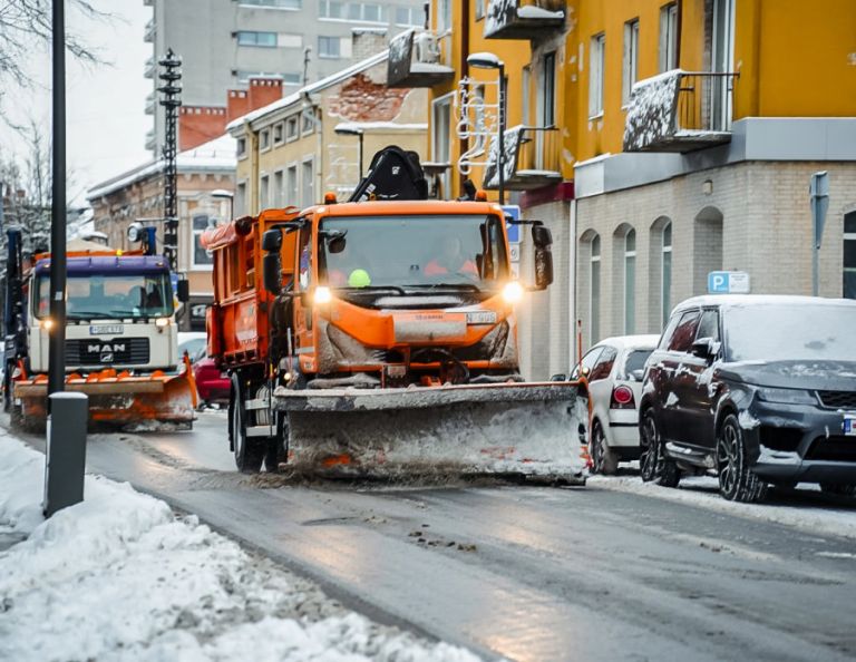 Dėmesio panevėžiečiams: artėja intensyvus snygis ir pūga, tarnybos dirbs sustiprintu režimu 2 Gatvių valytuvas