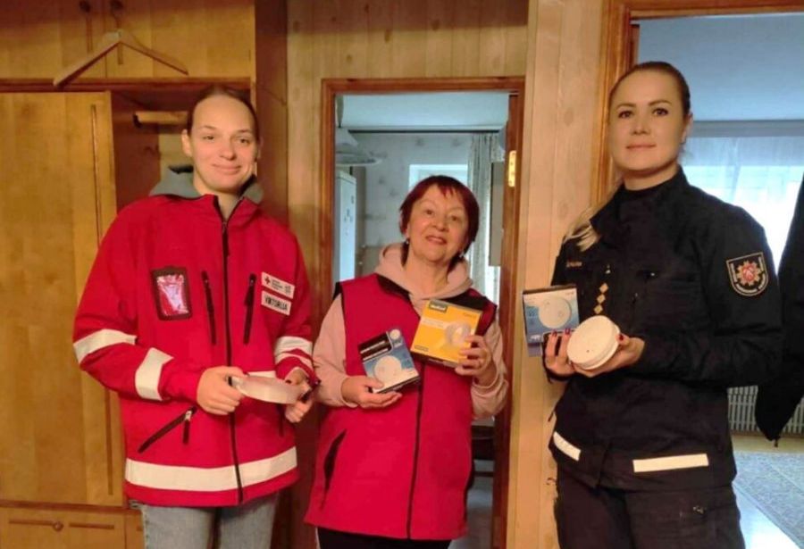 Dūmų detektoriai – gyvybės sargas: Panevėžio rajone stiprinama gaisrų prevencija - Paninfo.lt