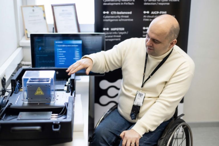 Istorinis žingsnis Lietuvos mokslui: KTU įsigijo vieną pirmųjų kvantinių kompiuterių Baltijos šalyse - Paninfo.lt