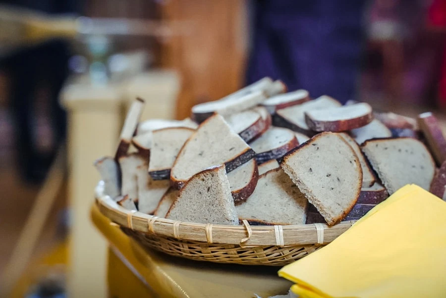 Smilgių seniūnijoje – dėmesys vienišiems senoliams: Šv. Agotos duona pasiekė atokiausius kaimus