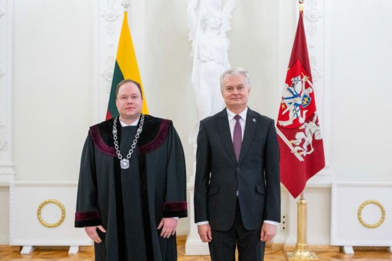 Prezidentūroje prisiekė 11 naujų teisėjų: Panevėžio apylinkės teismo teisėjų gretas papildė Artūras Skaparas - Paninfo.lt