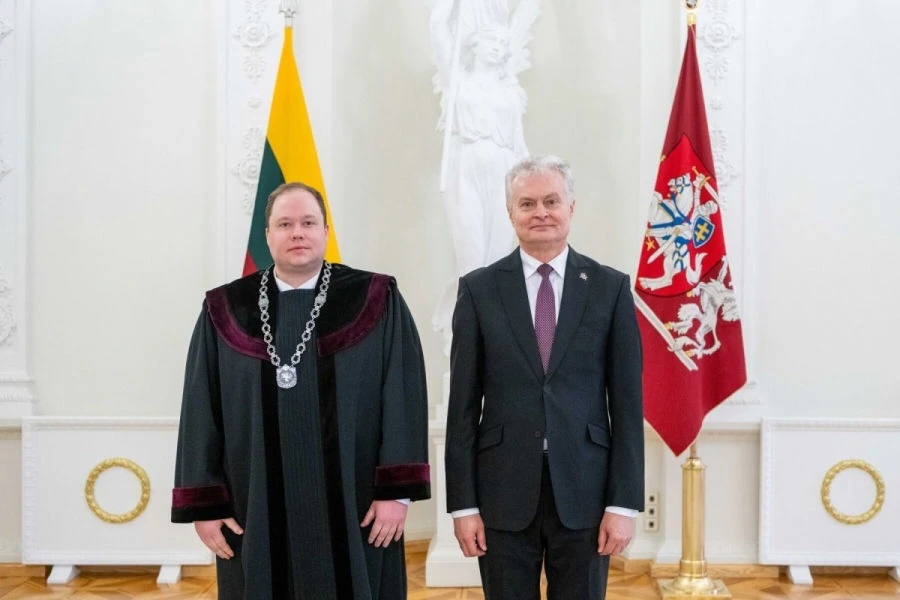 Prezidentūroje prisiekė 11 naujų teisėjų: Panevėžio apylinkės teismo teisėjų gretas papildė Artūras Skaparas