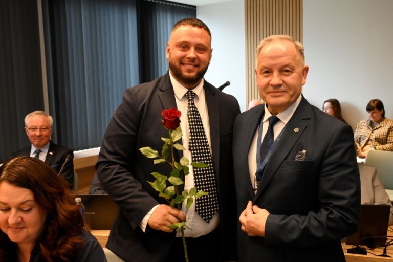 Prisiekė naujas Panevėžio rajono savivaldybės tarybos narys 2 A. Petronis ir rajono meras A. Pocius