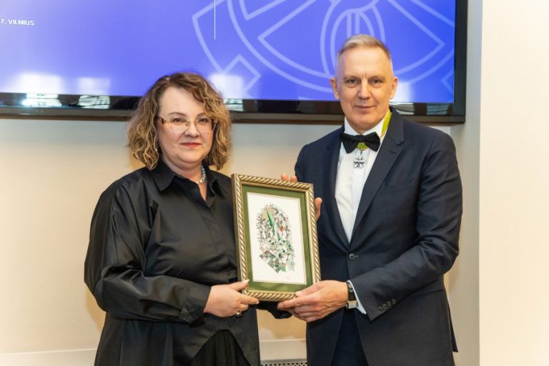 Edita Janušienė VMI viršininkė įteikia padėką LPPAR