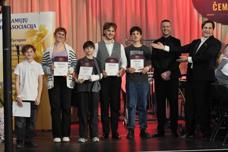 Panevėžio rajono orkestrų triumfas Lietuvos čempionate 2 Iš dešinės R. Vilys ir Tom Hutchinson