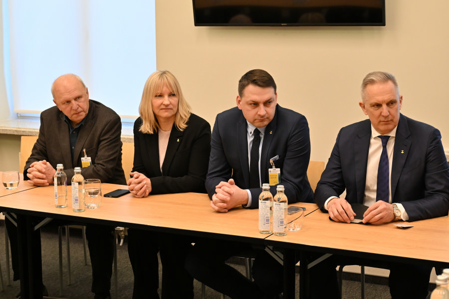 Ministras susitiko su Lietuvos prekybos, pramonės ir amatų rūmų asociacijos bei regioninių rūmų atstovais 1 Ministras susitiko su Lietuvos prekybos, pramonės ir amatų rūmų asociacijos bei regioninių rūmų atstovais - Paninfo.lt