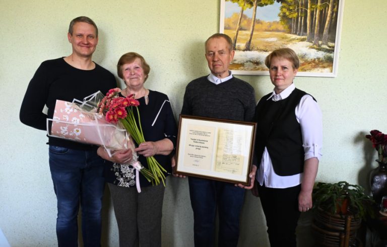 Smilgiuose pasveikinti deimantinių vestuvių sukaktuvininkai