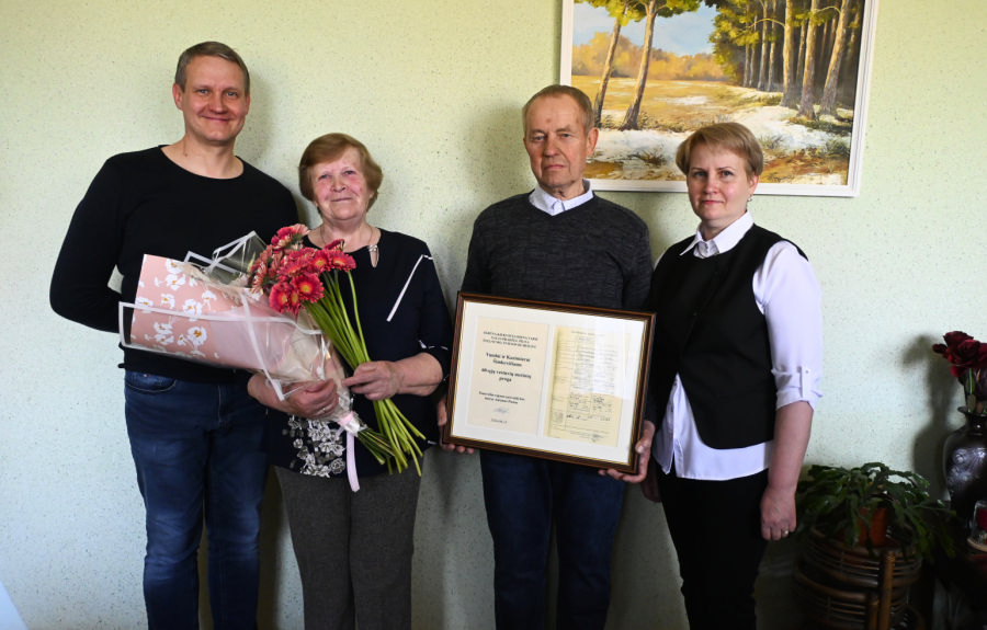 Smilgiuose pasveikinti deimantinių vestuvių sukaktuvininkai