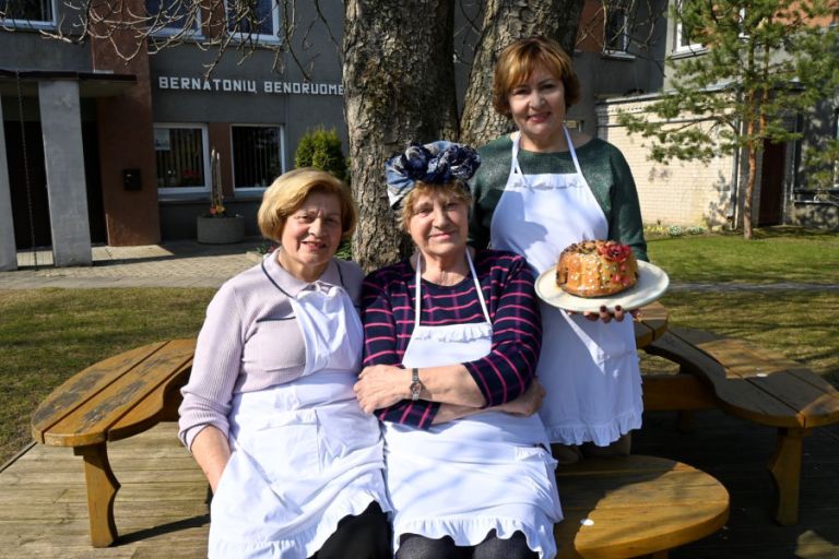 Bernatonių bendruomenės moterys su pyragu Copy