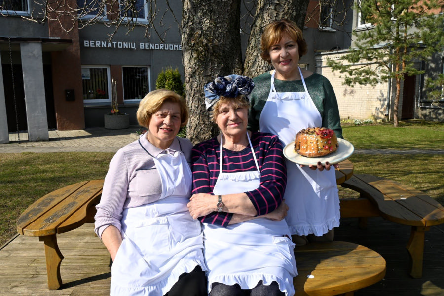 Bernatonių bendruomenės moterys su pyragu Copy