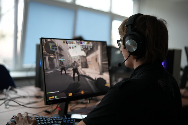 Panevėžio kolegijoje susibūrė stipriausios „CS2“ turnyro komandos