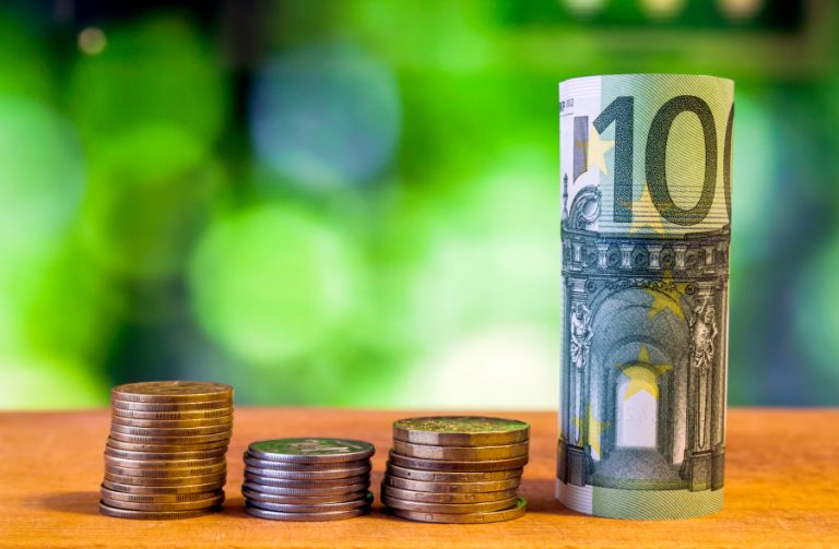 100 eurų ir monetos