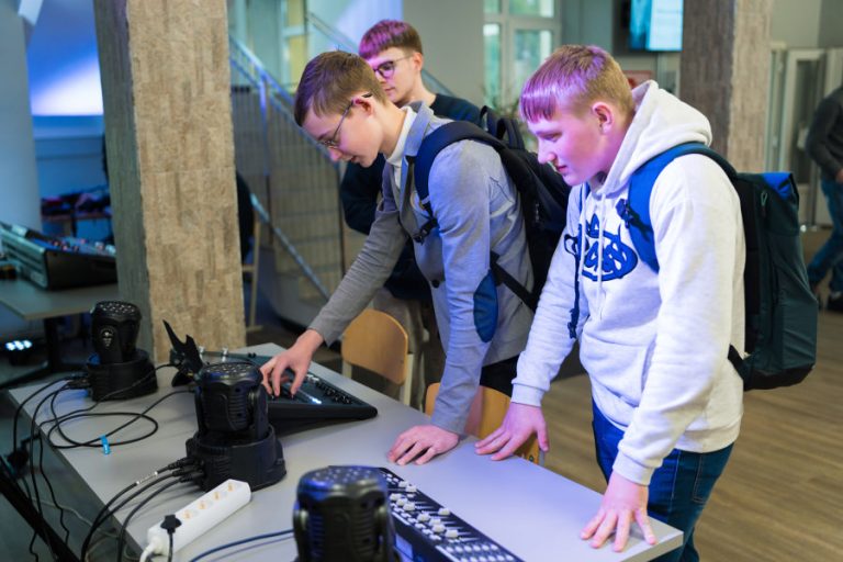 Praūžė atvirų durų dienos profesinėse mokyklose: tūkstančiai lankytojų išbandė patrauklias profesijas