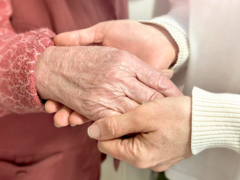 Globa ar rūpyba? Ką svarbu žinoti, kai artimajam reikia pagalbos Senoliai