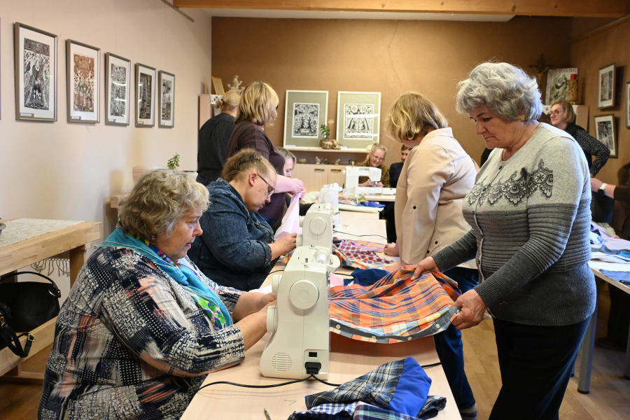 Panevėžio rajono bendruomenės siuva bendrystės staltiesę: įkvėpimo sėmėsi iš „Palangos Juzės“